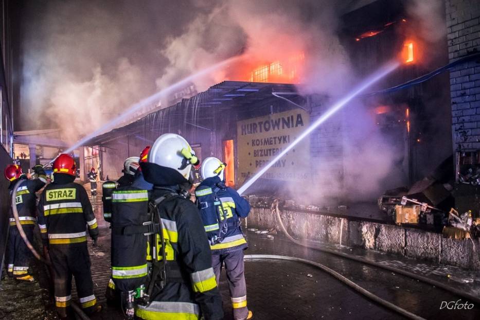 Katowice: Pożar hali magazynowej